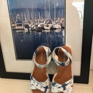 Nine West current season sandals. Size 5 in excellent condition. Blue and white